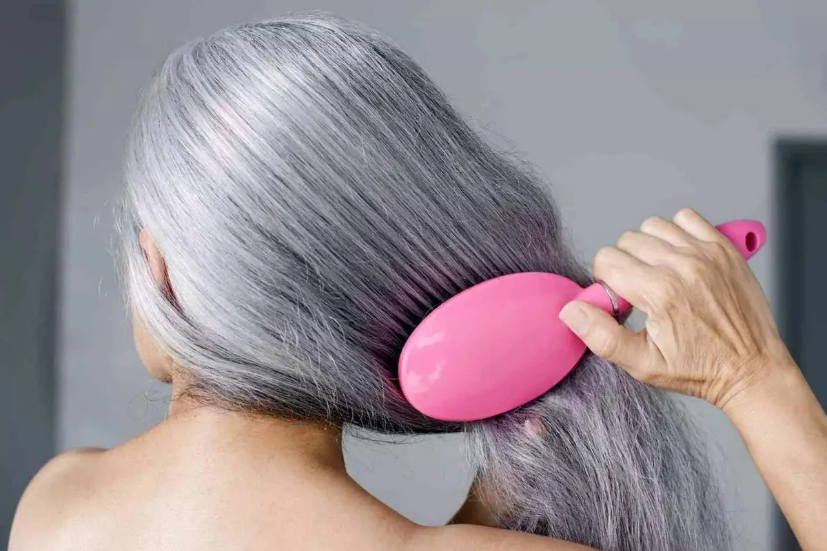 Hoe dagelijkse gewoonten je haar sneller grijs kunnen maken — meer dan alleen ouder worden